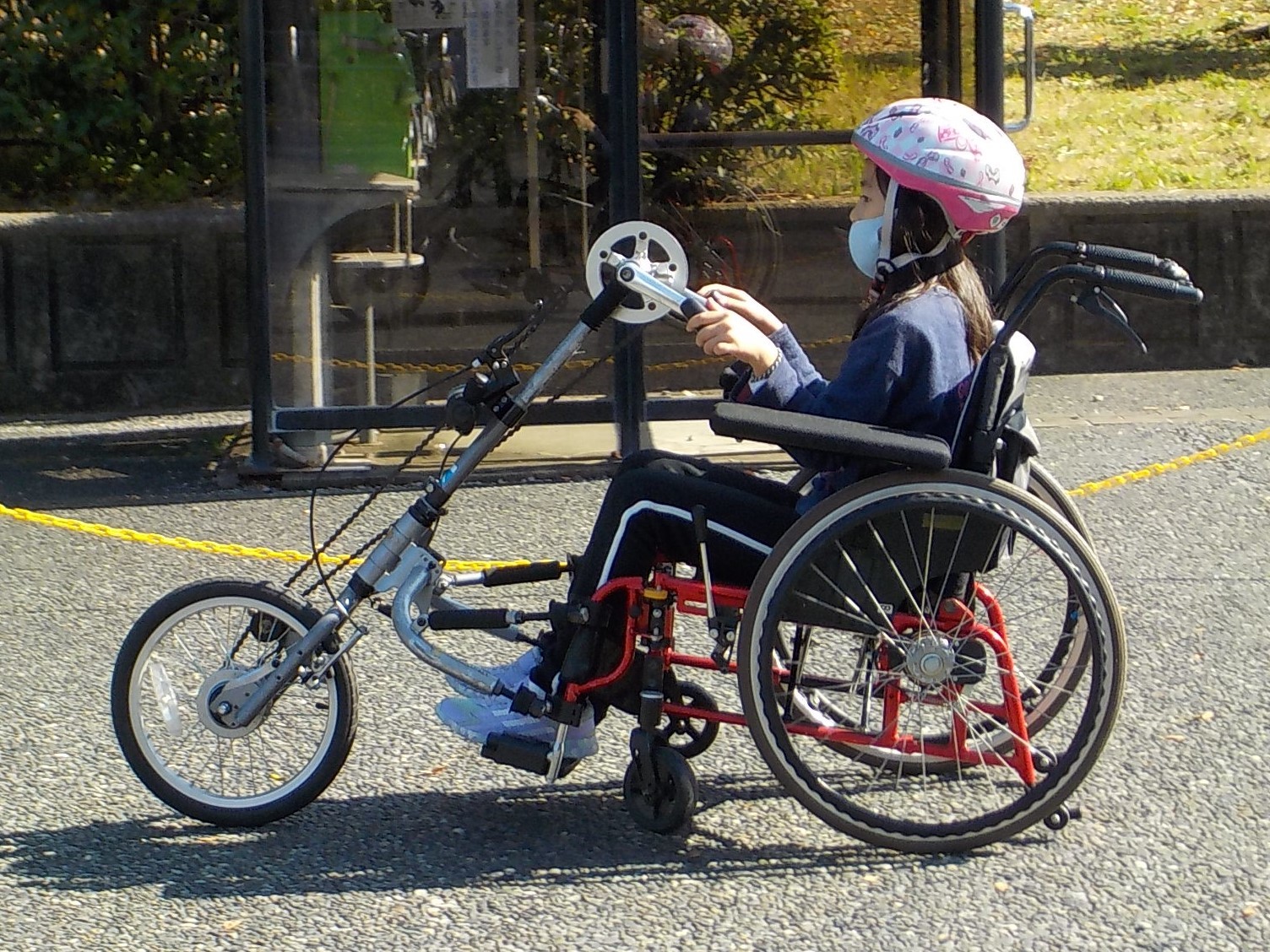 ハンドサイクルに乗っている様子