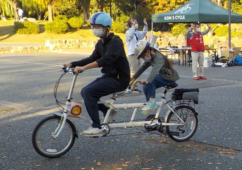 タンデム自転車に乗っている様子