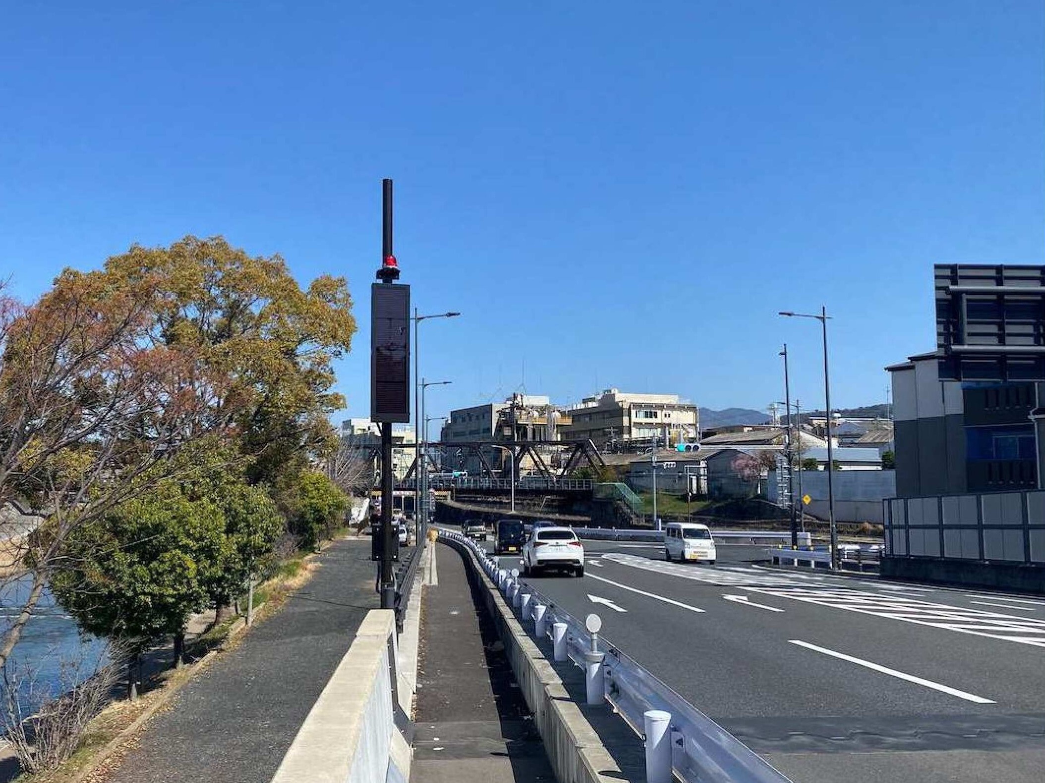 （赤色灯とデジタル表示板）