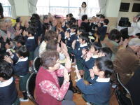 老人クラブと鷹ヶ峯保育園の交流
