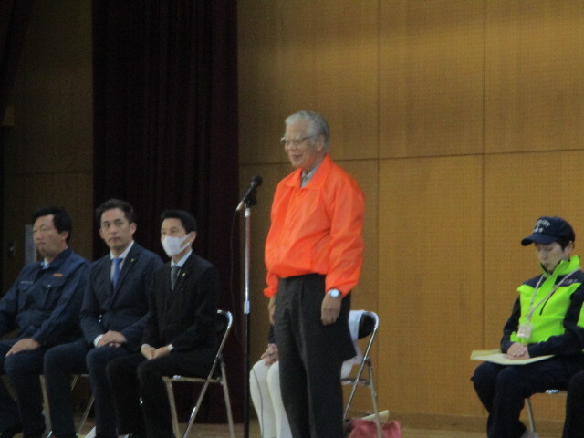 自治連合会長が挨拶している様子