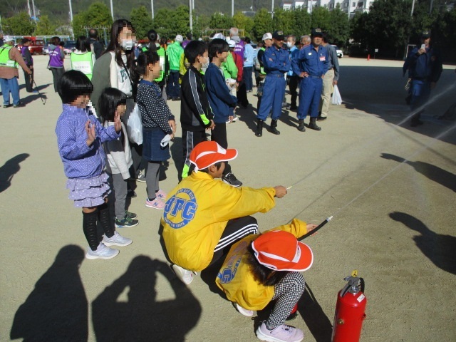 子供が消火器を使っている様子