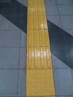 写真：点字ブロック