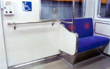 写真：車内車いす設置スペース