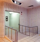 写真：トイレ入口のスロープ