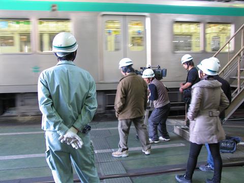 車両が点検場に入ってくるところ撮影している映像