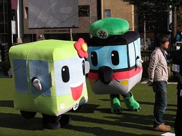 着ぐるみの「京ちゃん」と「都くん」が並んでいるところ