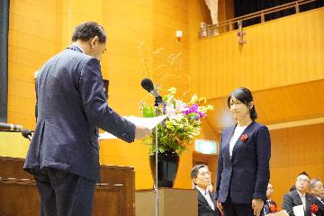 賞状を受け取る様子