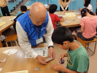 子どもたちのモノづくり体験活動を支援するモノレンジャーの様子です