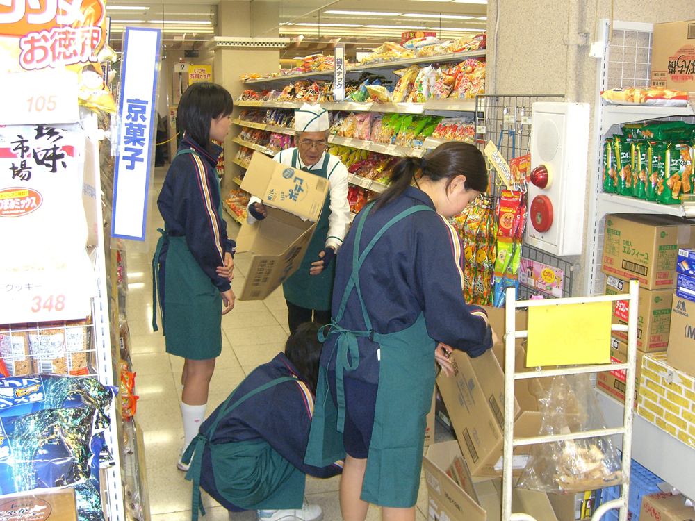 スーパーでの職業体験の様子です