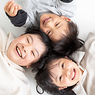 円形に寝そべる子どもたち