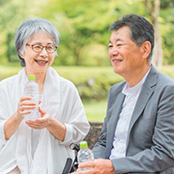 座って休憩する老夫婦