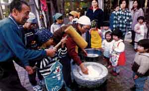 子どもたちと地域のお年寄りによる餅つき