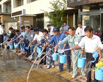 「打ち水」作戦の様子