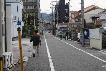 周辺のごみを集める皆さん
