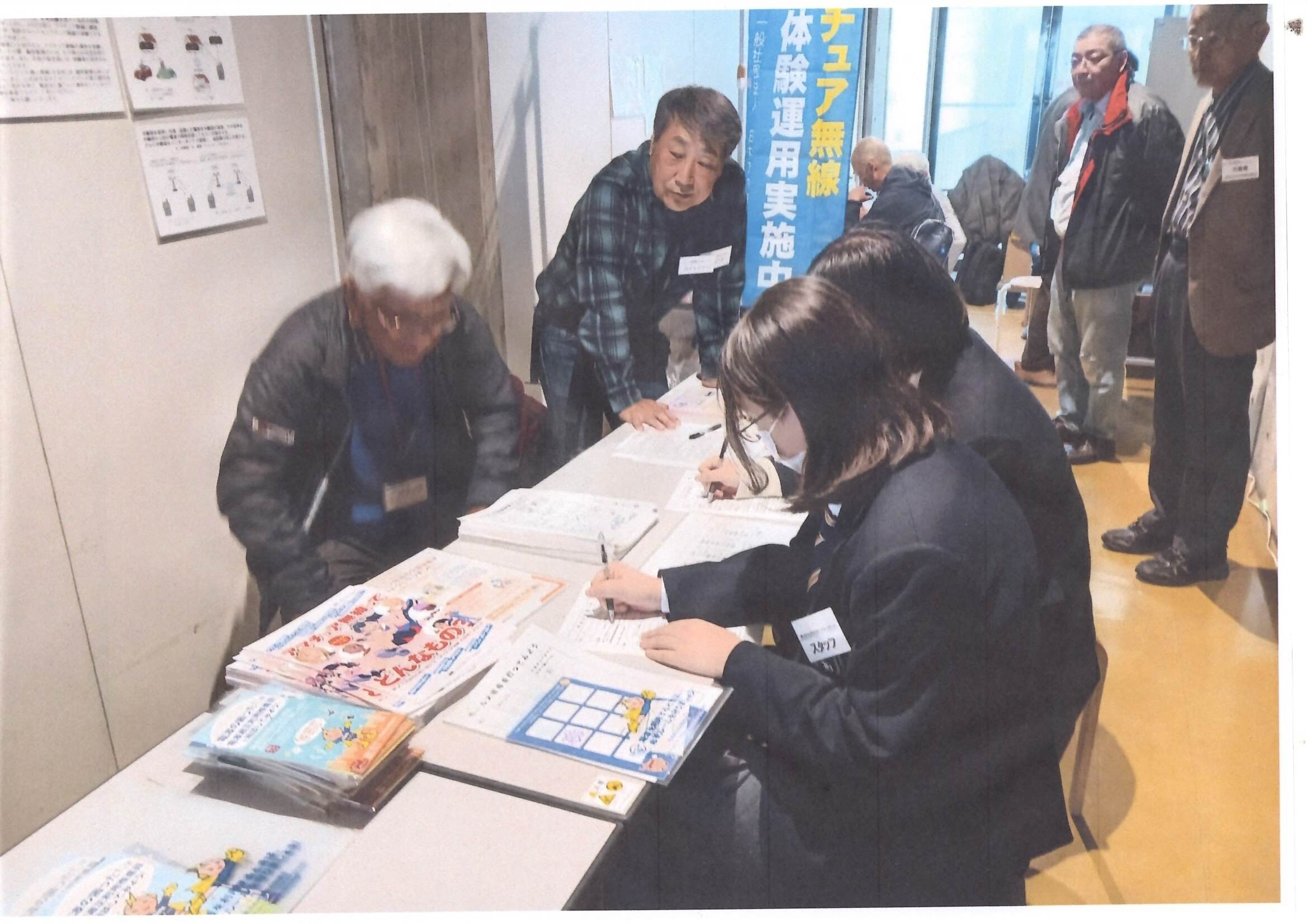 ポストカード配布の様子