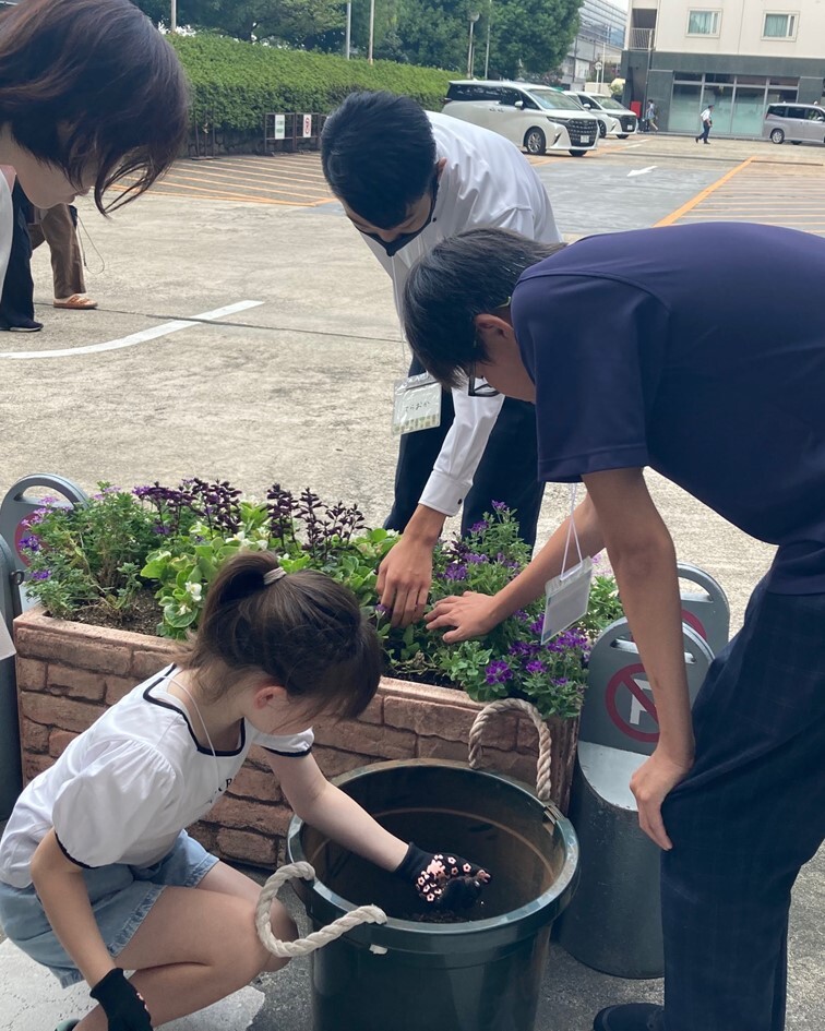 花壇への肥料やりの様子
