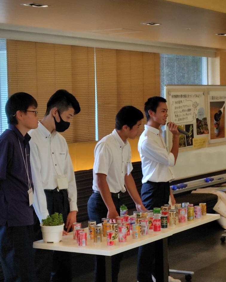 多肉植物の寄せ植えづくりの様子（その1）
