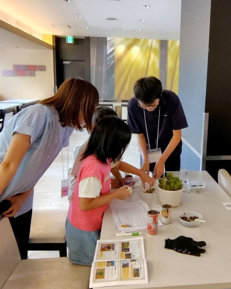 多肉植物の寄せ植えづくりの様子（その3）