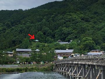 渡月橋から法輪寺を見る