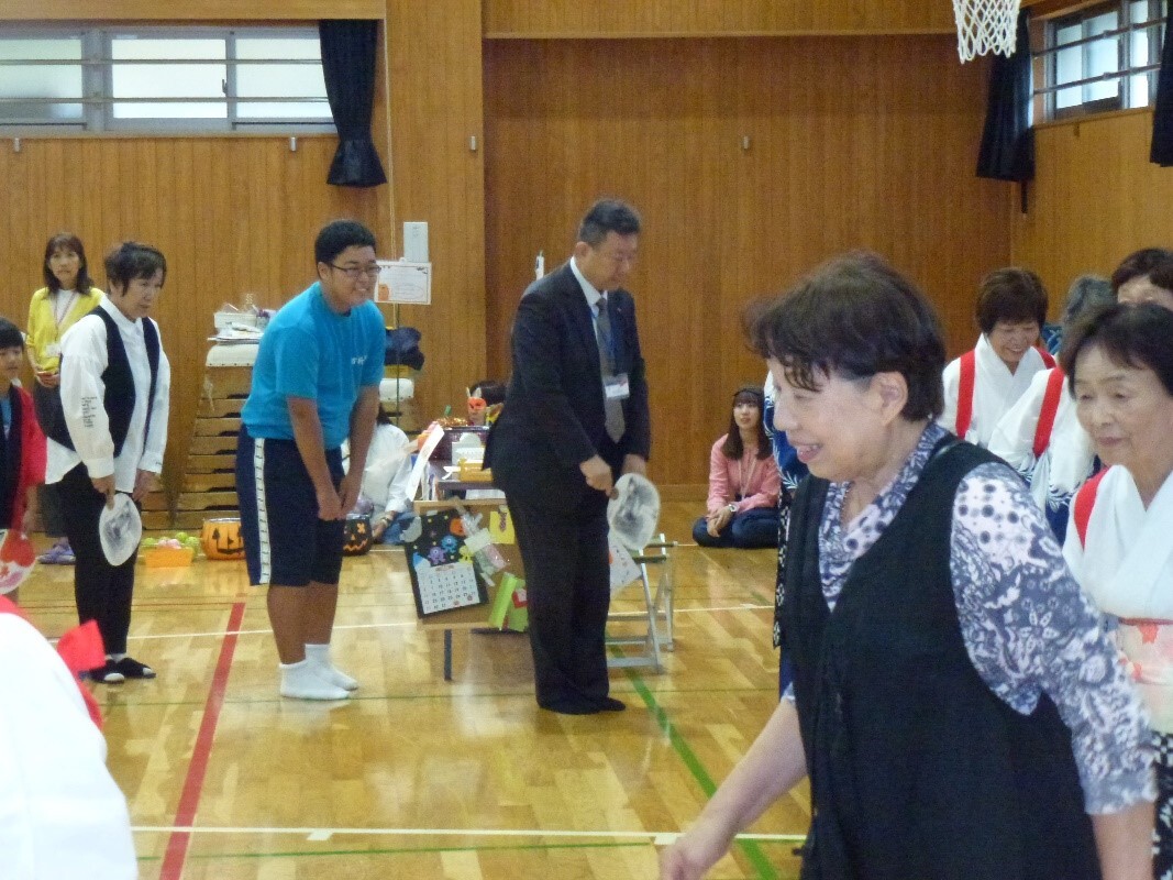 踊りの輪