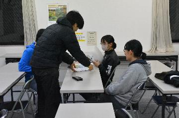 小学生に勉強を教える学生たち