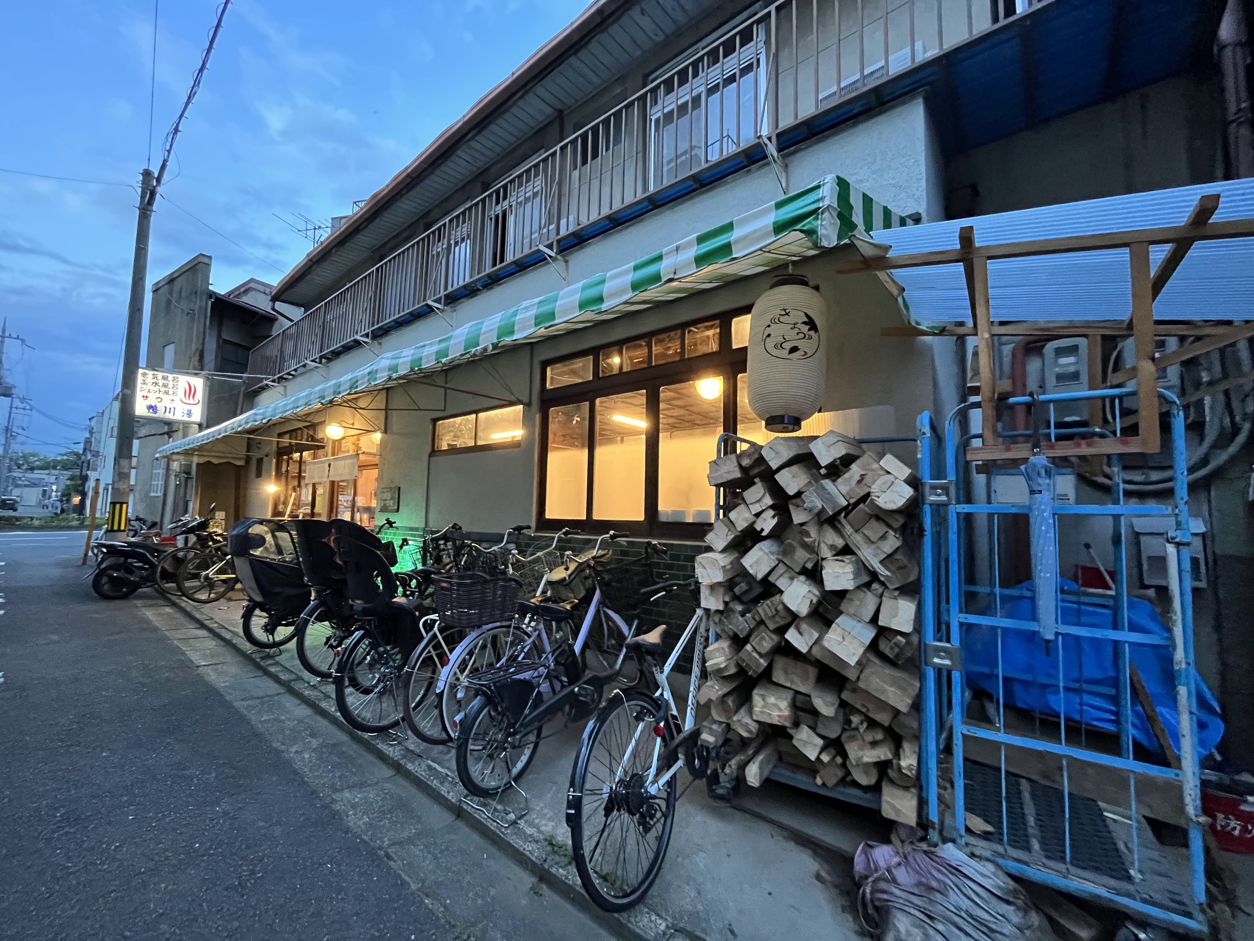 店前に薪が積んである