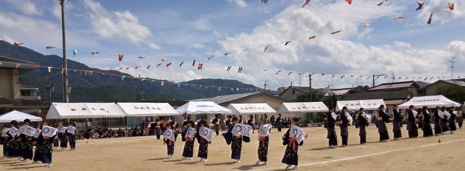 学区民運動会で大人と子どもが一緒に踊る姿