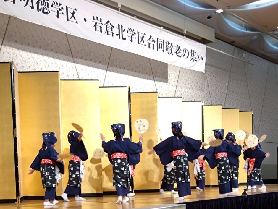 敬老会で披露する様子