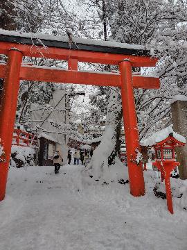 雪の貴船神社