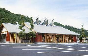 林産物需要拡大センター「ウッディー京北」の外観写真