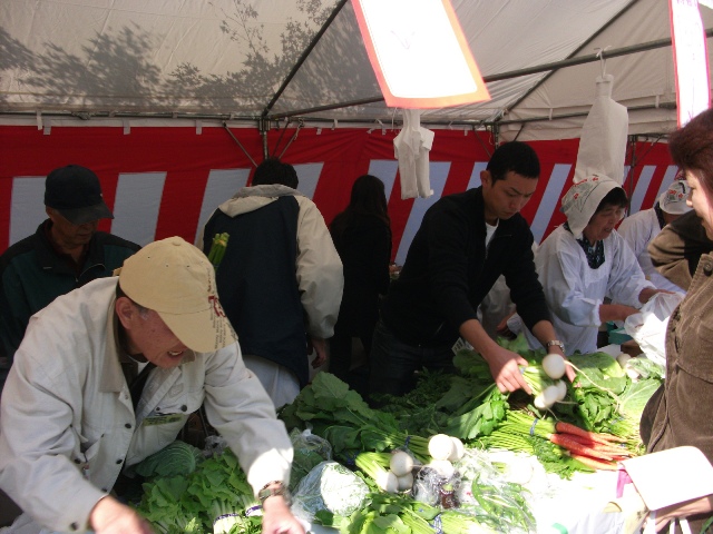 地元産野菜販売風景