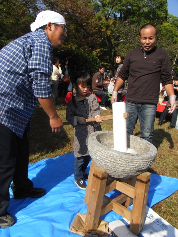 子どもと一緒に楽しめる，もちつきの様子