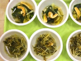 収穫した野菜の料理の画像