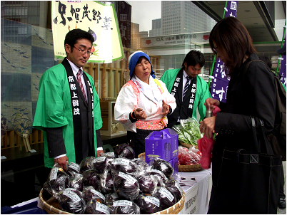 賀茂なすを販売している様子
