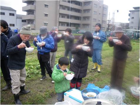 作業を終えた後の試食会の様子