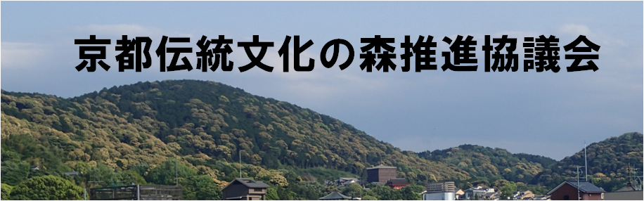 シイの花で黄色く染まる東山（平成25年5月撮影）