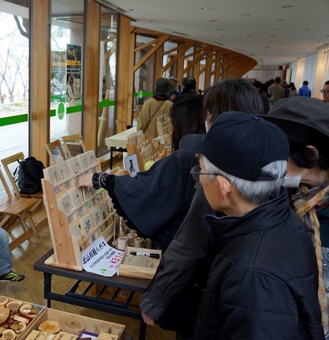 インクジェット印刷された木ハガキなどの木工品