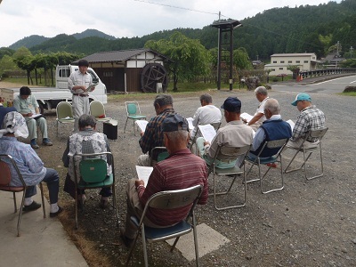 雨が降らなければ，屋外で開催（京北下町）