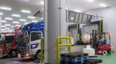 水産物部入荷のトラックの写真
