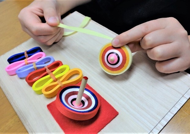 職人が京こまを製作している様子