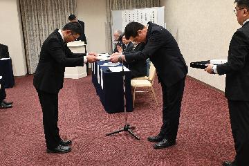 昨年、鳥取県で開催した時の表彰状を受け取る様子の写真