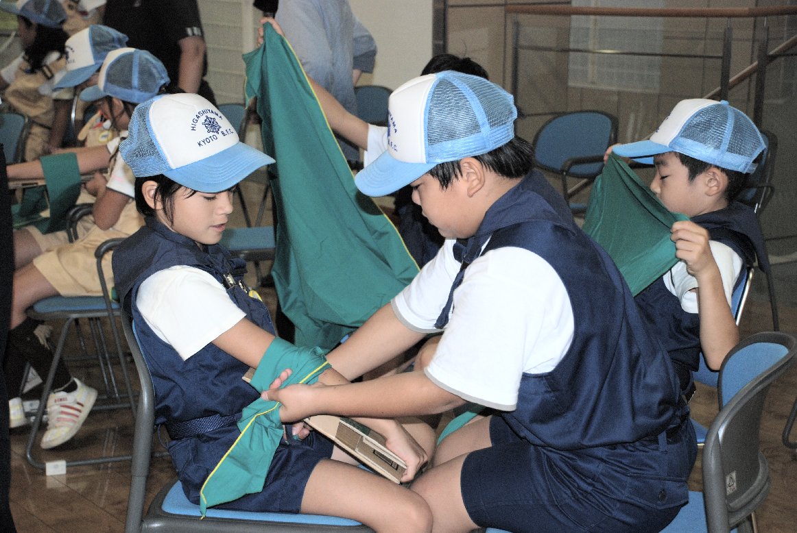 三角巾を使って骨折の処置