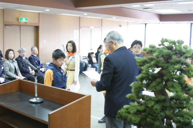 修了証を受取る退団クラブ員