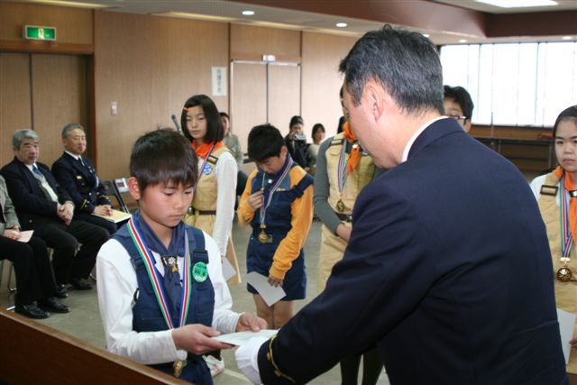 署長から「我が家の防火診断士」の修了証を受取るクラブ員