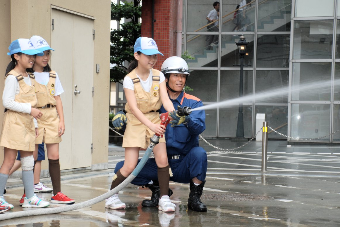 消防署見学　消防車からの放水