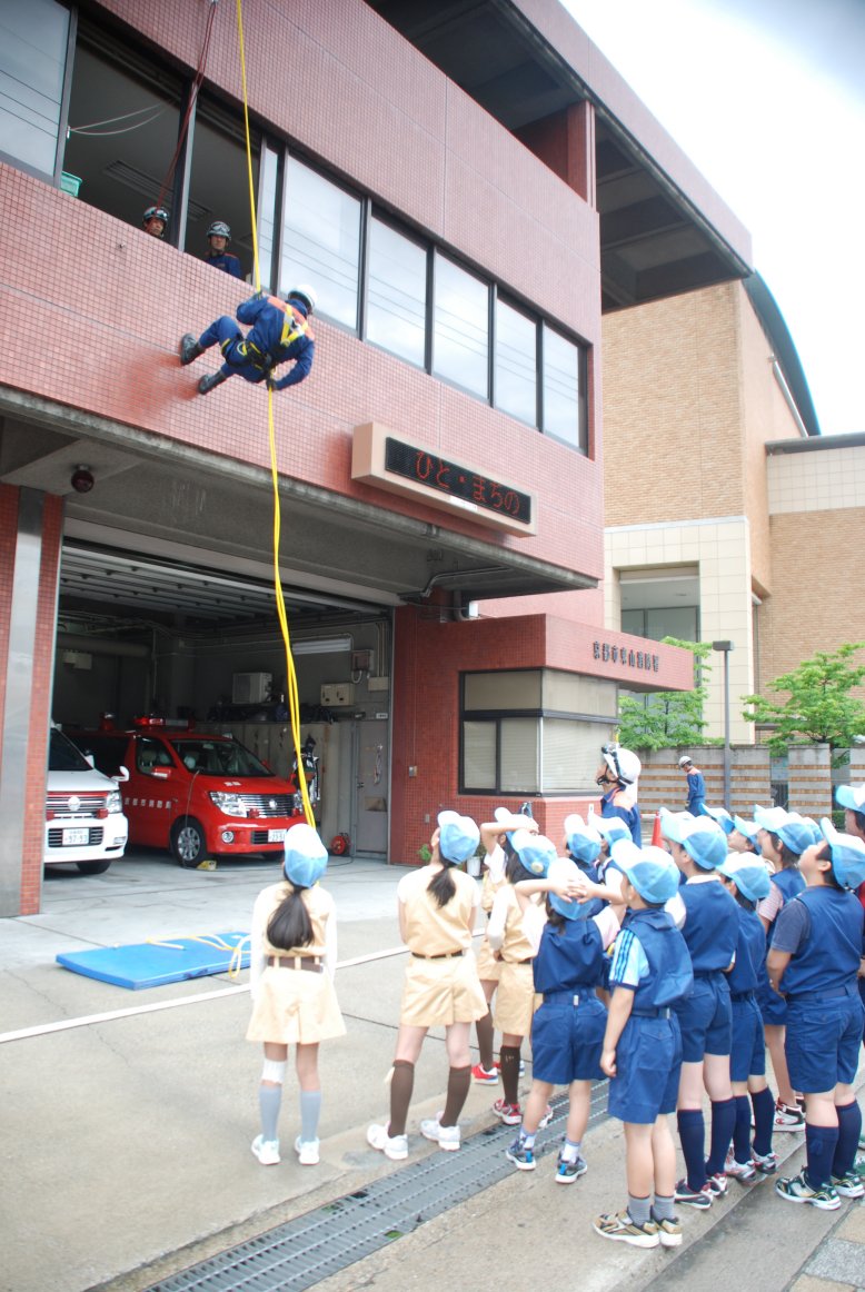 ロープ降下・登はん訓練の見学