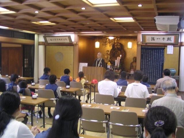 法話に耳を傾けるクラブ員