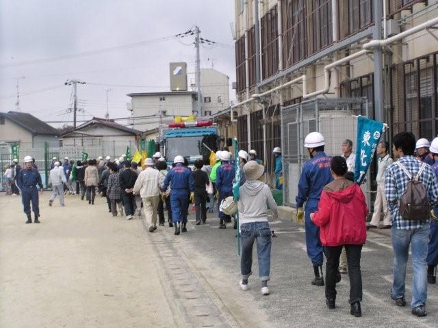 避難訓練を実施する地域住民