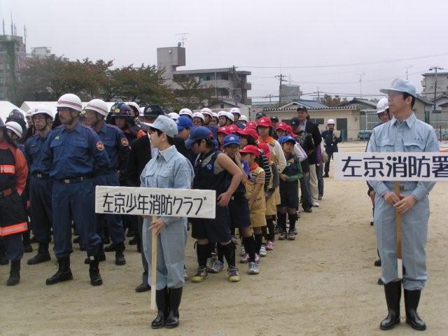 訓練講評を受ける訓練参加者